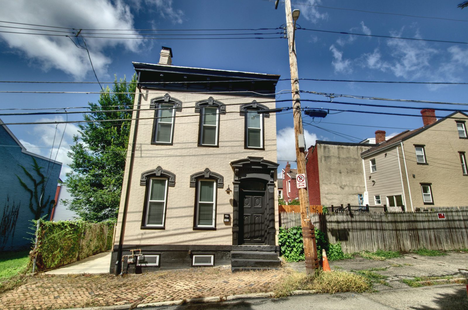 1327 Reddour St Pittsburgh PA 15212